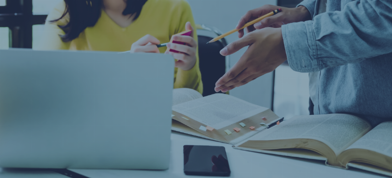 Pages ouvertes de l'Encyclopédie de Diderot et D'Alembert, illustrant l'ambition des philosophes des Lumières